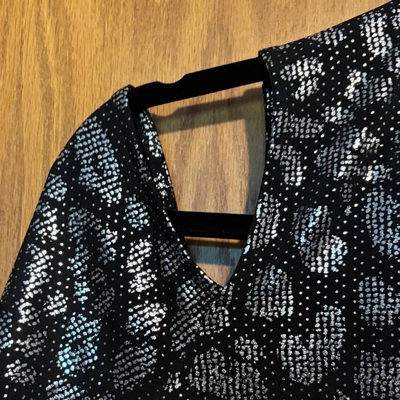 Michael Kors Black and Silver Patterned Blouse with cold shoulder 2x - Picture 4 of 9